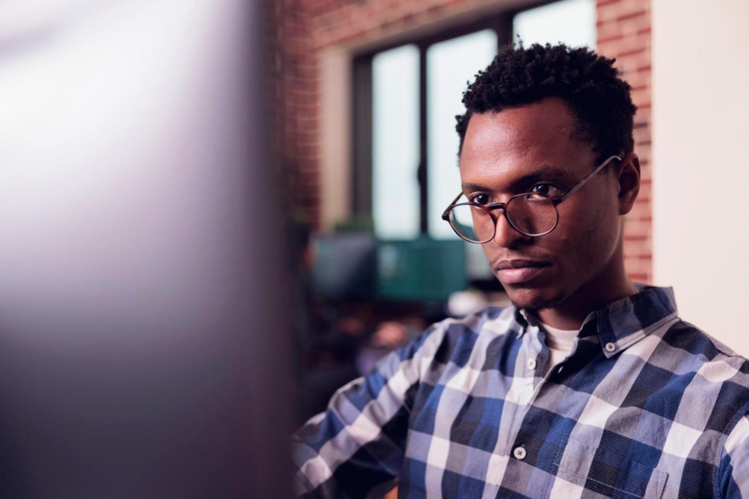 Teilnehmer bei der Arbeit mit Finanzmodellen und Datenanalyse