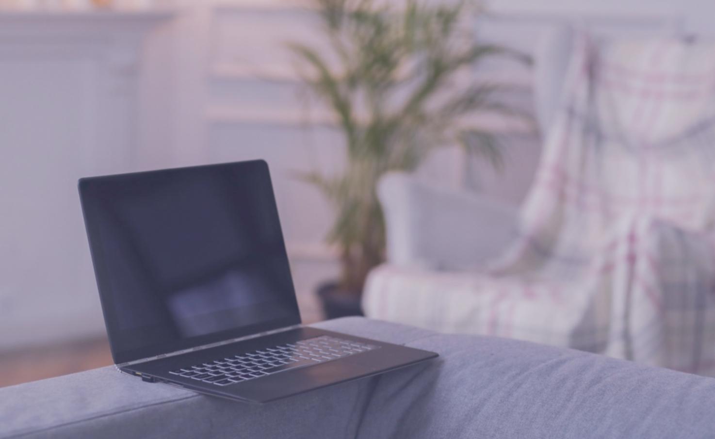 Arbeitsumgebung mit Bildschirmen und Finanzcharts